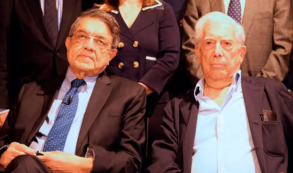 El escritor nicaragüense Sergio Ramírez y el premio Nobel de Literatura Mario Vargas Llosa durante el primer encuentro de Centroamérica Cuenta. Foto: EFE