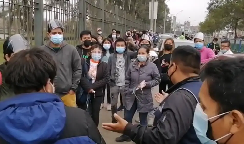 Minsa pidió a las personas que asistan a otro vacunatorio cercano. Foto: captura de RPP Minsa pidió a las personas que asistan a otro vacunatorio cercano. Foto: captura de RPP