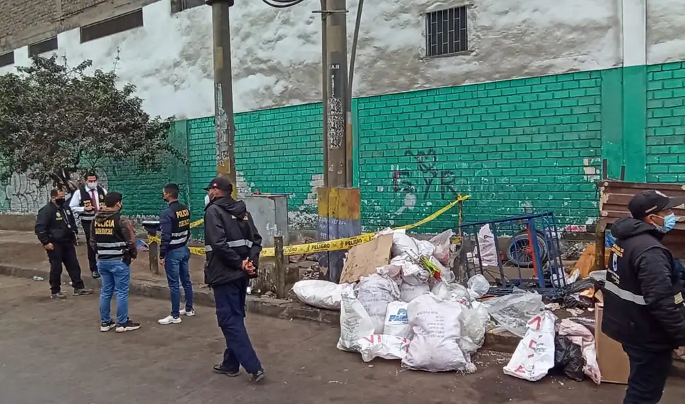 Uniformados están a la espera de los peritos de criminalística para el levantamiento del cuerpo. Hecho ocurrió la madrugada de este lunes. Foto: Joel Robles/ URPI-LR Uniformados están a la espera de los peritos de criminalística para el levantamiento del cuerpo. Hecho ocurrió la madrugada de este lunes. Foto: Joel Robles/ URPI-LR
