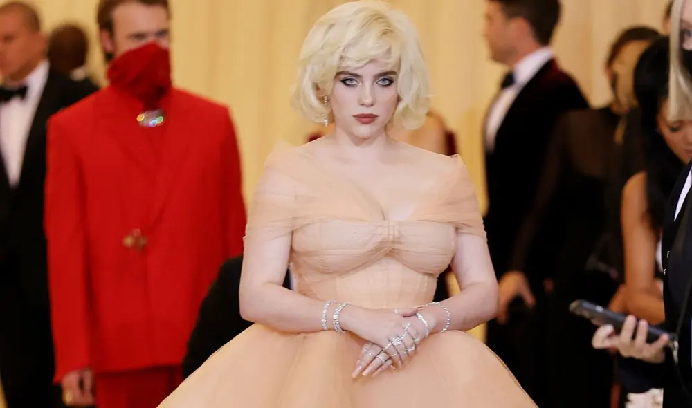 Billie Eilish con vestido de Oscar de la Renta en el Met Gala 2021. Foto: Vogue/Twitter