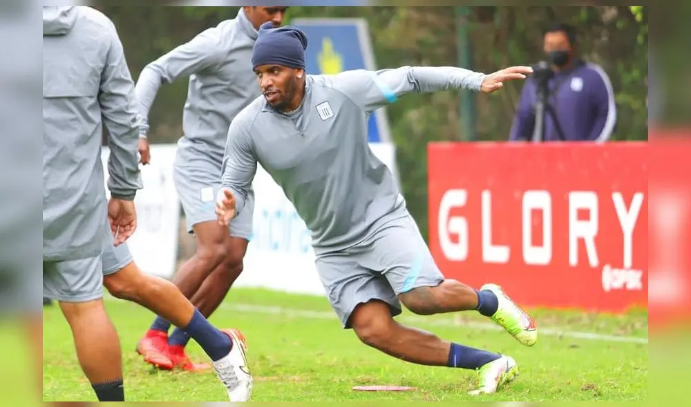 Jefferson Farfán llegó a los 700 partidos como profesional. Foto: Alianza Lima