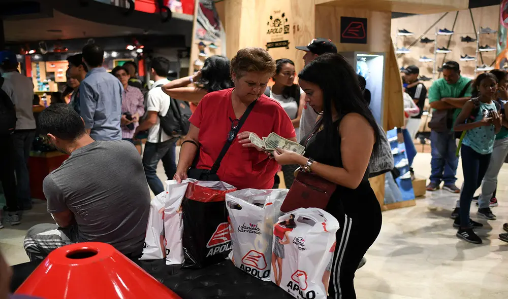 El dólar BCV también es revisado por miles de personas en Venezuela, donde cada vez se utiliza más la moneda estadounidense para diversas transacciones. Foto: AFP El dólar BCV también es revisado por miles de personas en Venezuela, donde cada vez se utiliza más la moneda estadounidense para diversas transacciones. Foto: AFP