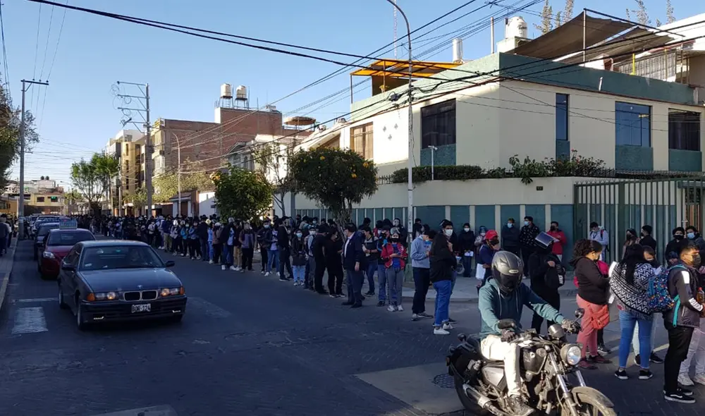 Las colas para la vacunación de estudiantes universitarios y de institutos se extienden a lo largo de varias cuadras. Foto: URPI/Alexis Choque Las colas para la vacunación de estudiantes universitarios y de institutos se extienden a lo largo de varias cuadras. Foto: URPI/Alexis Choque