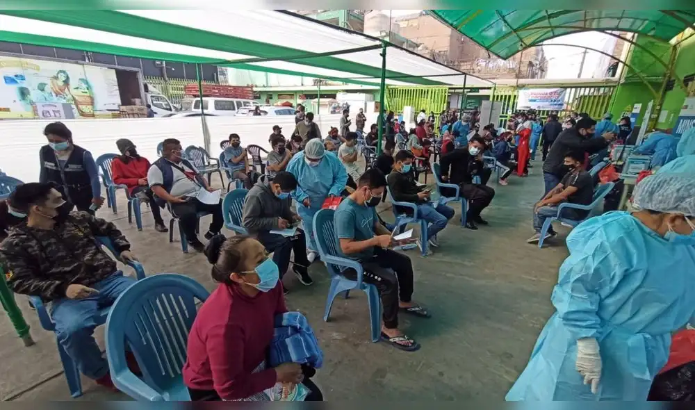 Comerciantes, estibadores y vecinos del sector acuden a vacunarse. Foto: Jessica Merino/ URPI-LR