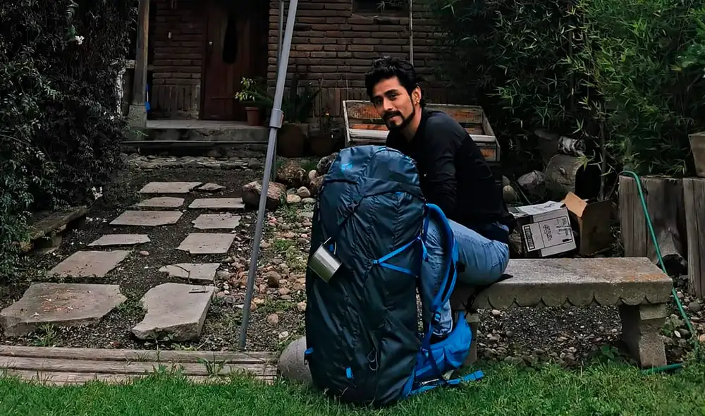 Carlos Simón y su ‘Diamante Azul’, la mochila viajera que lo ha acompañado desde hace tres años. Foto: Instagram/Carlos Simón Carlos Simón y su ‘Diamante Azul’, la mochila viajera que lo ha acompañado desde hace tres años. Foto: Instagram/Carlos Simón