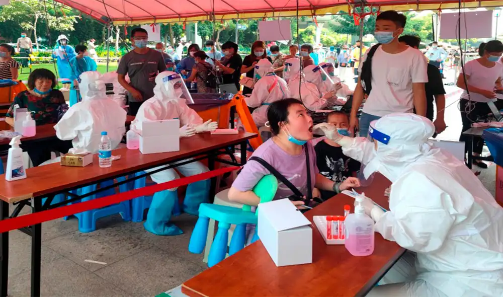 Las autoridades sanitarias de China realizan pruebas para detectar el coronavirus a habitantes de Xiamen. Foto: EFE Las autoridades sanitarias de China realizan pruebas para detectar el coronavirus a habitantes de Xiamen. Foto: EFE