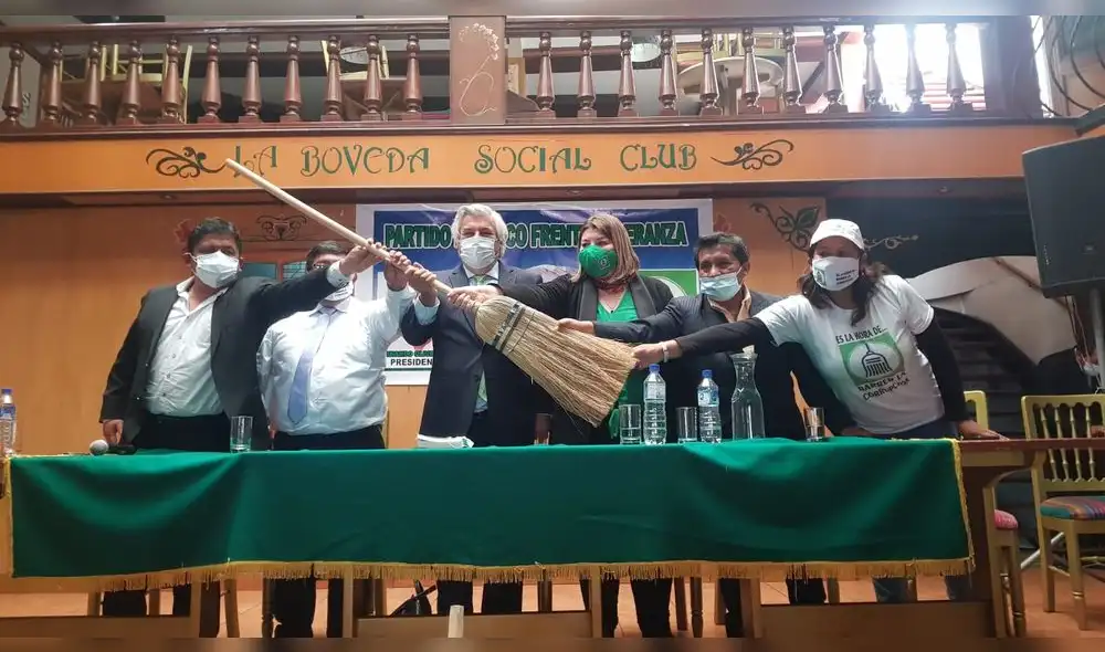 Fernando Olivera llegó a Arequipa para anunciar la participación del Frente Esperanza en las elecciones. Foto: URPI / Alexis Choque