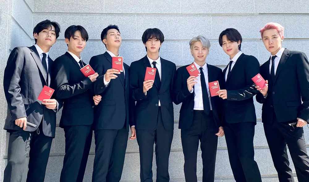 Integrantes de BTS lucen sus pasaportes diplomáticos otorgados por el gobierno surcoreano. Foto: Twitter