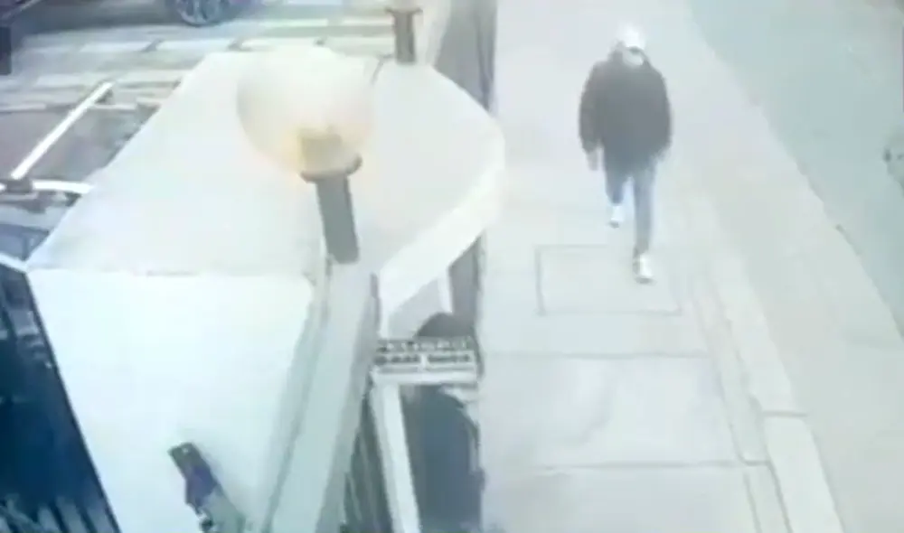 Al malhechor lo esperaba su cómplice dentro de un auto estacionado a pocos metros del condominio. Foto: captura de Latina Noticias