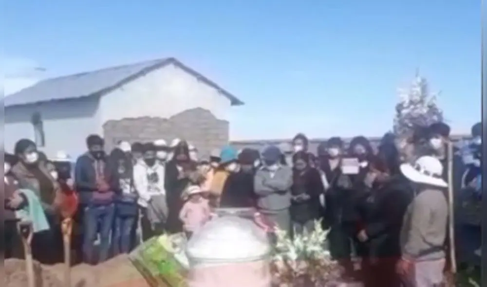 Sepelio se desarrolló en el cementerio de Collana. Foto: captura video Exitosa Puno Sepelio se desarrolló en el cementerio de Collana. Foto: captura video Exitosa Puno