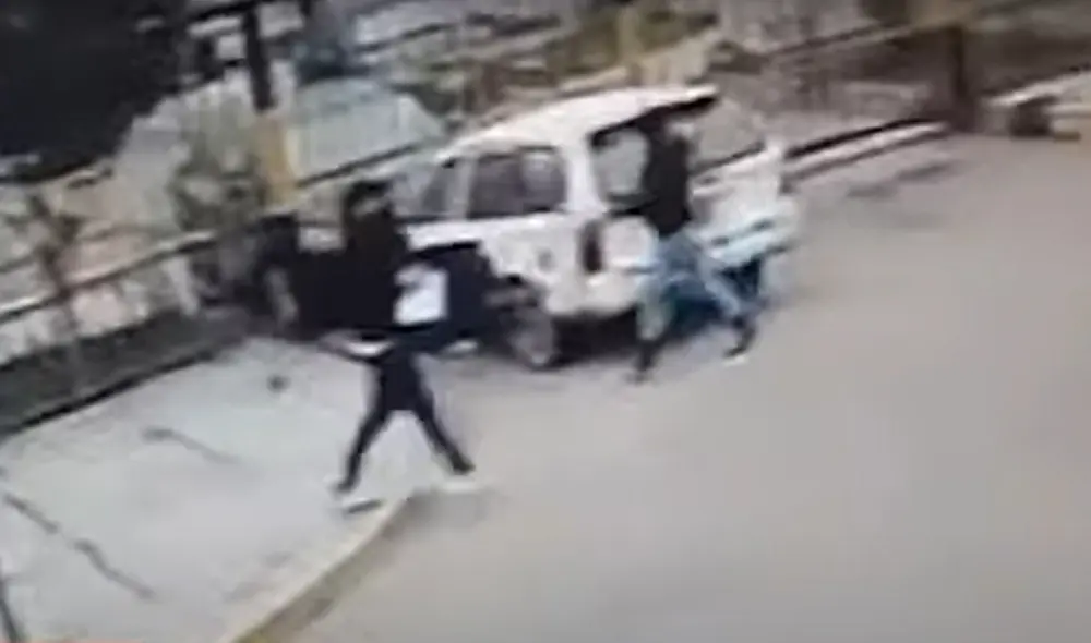 Tras robar las consolas y celulares, el hampón subió a un auto que fugó con dirección a la avenida Las Gaviotas. Foto: captura de Panamericana