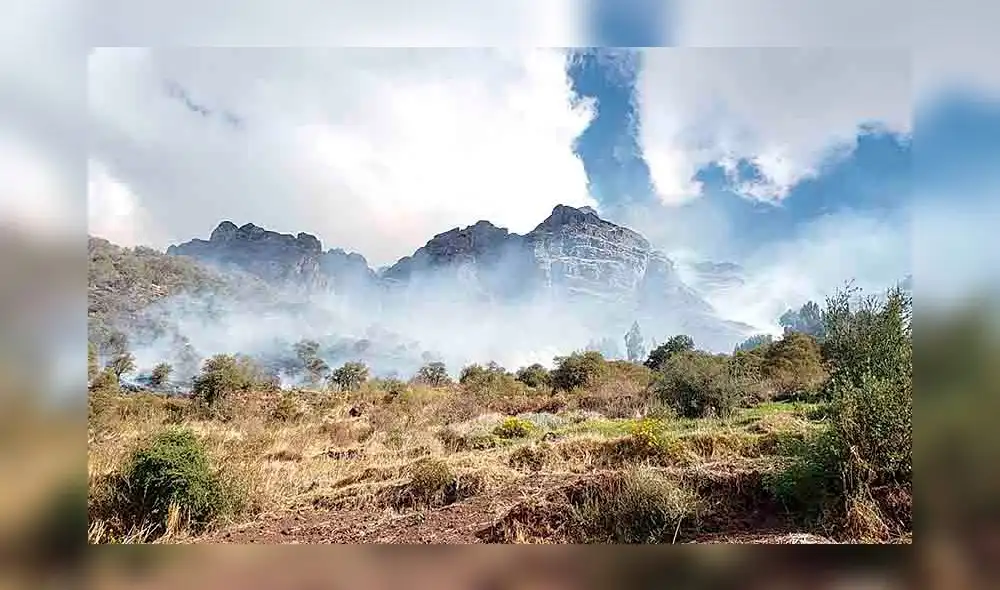Sin control. Fuego se inició desde la mañana del martes. Sin control. Fuego se inició desde la mañana del martes.