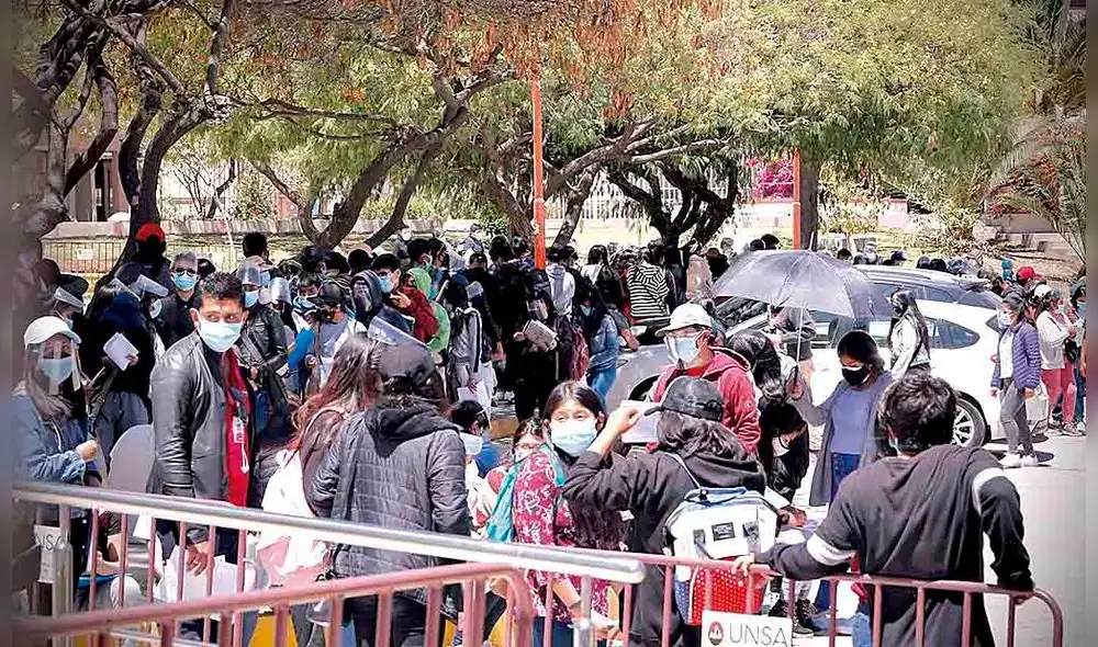 Aglomeraciones. Antesala para ingresar al estadio de la Unsa. Algunos estudiantes formaron sus colas desde el día anterior sin guardar distancia social. Aglomeraciones. Antesala para ingresar al estadio de la Unsa. Algunos estudiantes formaron sus colas desde el día anterior sin guardar distancia social.