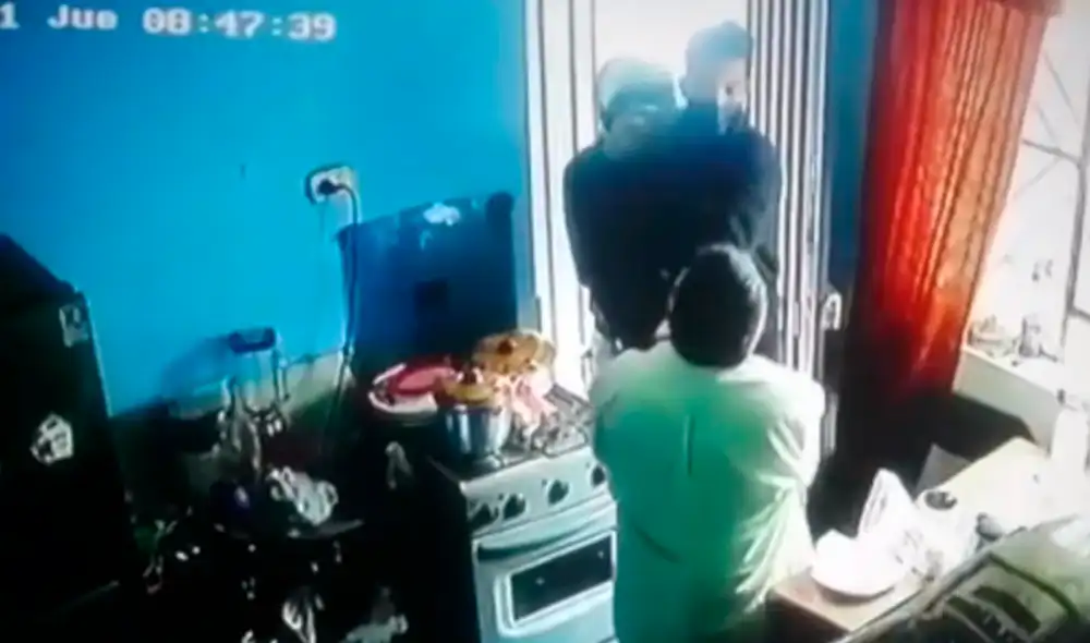 La víctima intentó forcejear, pero fue golpeado con el arma en la cabeza hasta caer en el suelo. Foto: captura de América TV