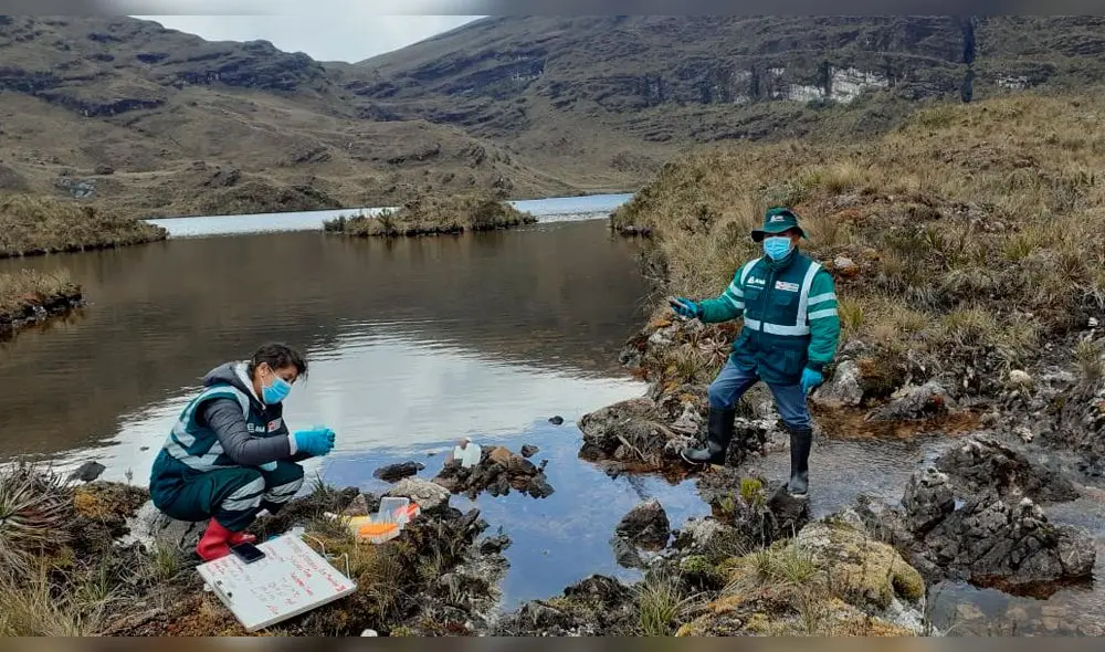 Especialista del ANA recogen muestras de agua en ríos y quebradas de la cuenca del Marañón. Foto: ANA.