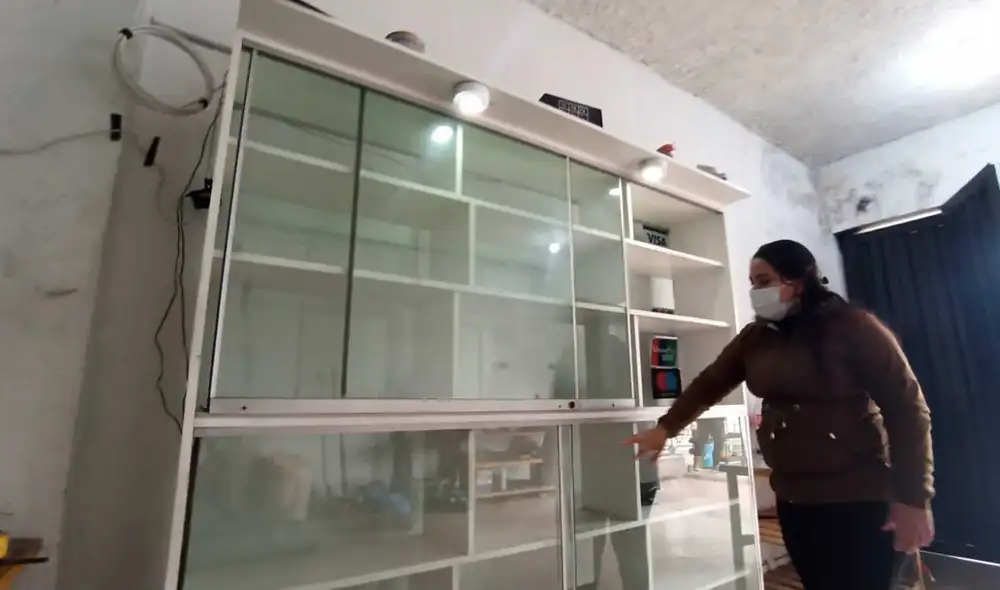 Marycielo Matos Cuenca acudió junto con el técnico del negocio a la comisaría para entablar la denuncia por robo. Foto: Jessica Merino / URPI-LR Marycielo Matos Cuenca acudió junto con el técnico del negocio a la comisaría para entablar la denuncia por robo. Foto: Jessica Merino / URPI-LR