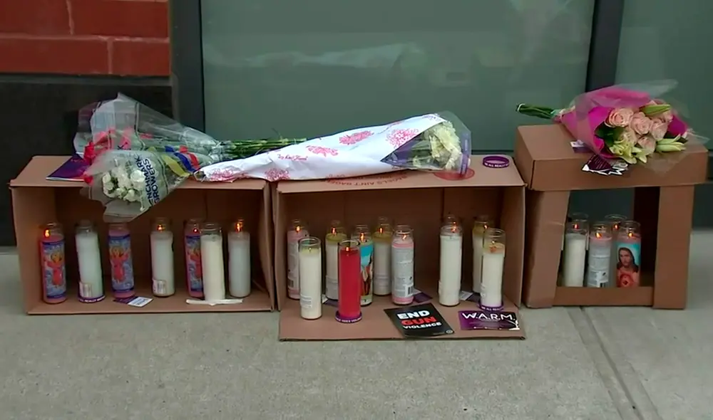 Al ingreso del edificio donde ocurrió la tragedia, se instaló un pequeño altar para honrar tanto a Young. Foto: CNN Al ingreso del edificio donde ocurrió la tragedia, se instaló un pequeño altar para honrar tanto a Young. Foto: CNN