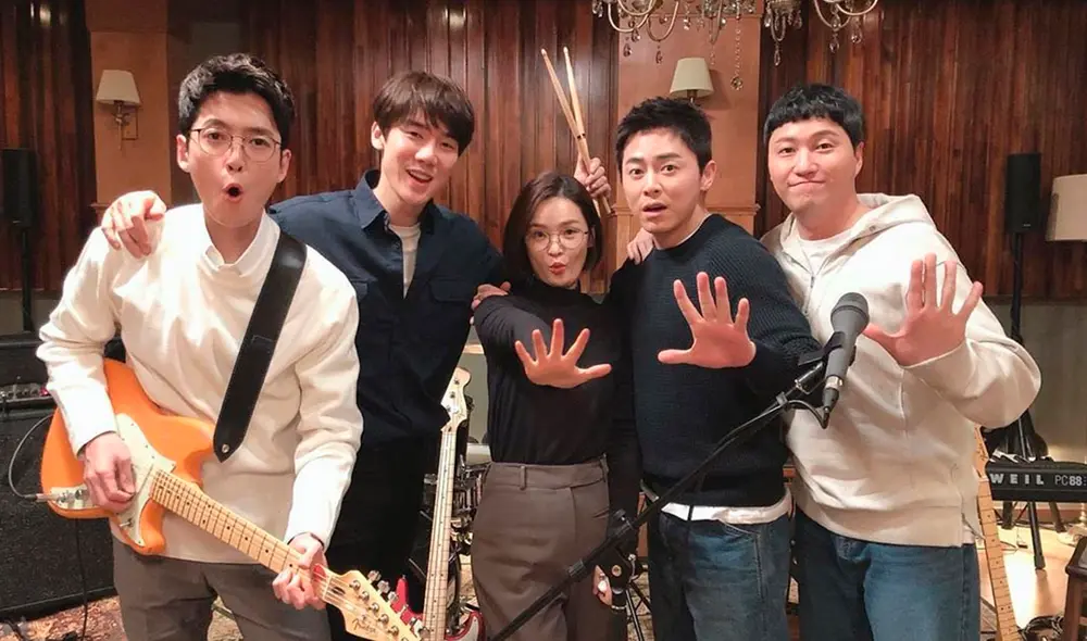 Hospital Playlist retrata la dinámica de cinco médicos amigos desde la universidad. Foto: tvN Hospital Playlist retrata la dinámica de cinco médicos amigos desde la universidad. Foto: tvN