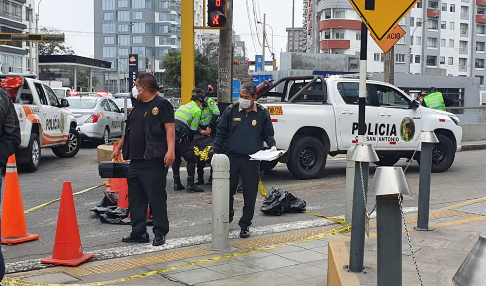 Agentes de la comisaría de San Antonio detuvieron al chofer y cercaron el área poco después del accidente. Foto: María Pía Ponce / URPI - LR