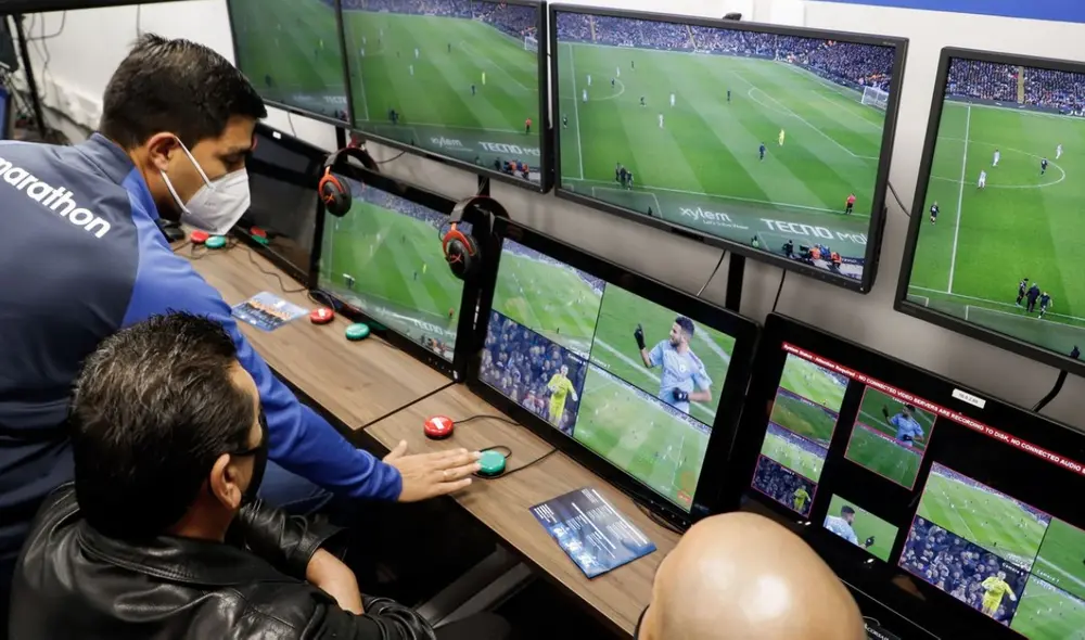 Carlos Astroza (i), gerente técnico de Arbitraje de la Conmebol, fue registrado este miércoles al explicar el funcionamiento del VAR, durante un encuentro con la prensa en el Centro de Entrenamiento Tecnológico Arbitral (CETA), en Luque (Paraguay). EFE/Nathalia Aguilar