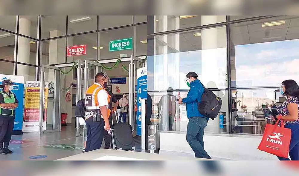 Por avión. Por ahora Chile recibirá turistas a través de tres de sus aeropuertos. Tratan de mantener bajas cifras de contagios.