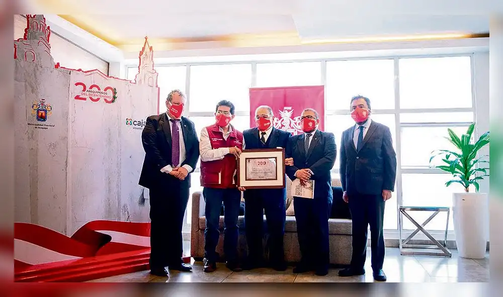 HONOR. Historiador recibió placa de arequipeño del Bicentenario. HONOR. Historiador recibió placa de arequipeño del Bicentenario.