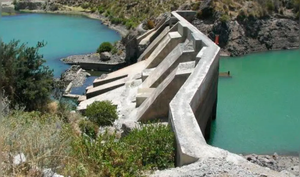 Estudios previos indican que la represa La Calzada debería tener una longitud de 700 metros para un embalse de 700 millones de m3 de agua. Foto: referencial/Andina. Estudios previos indican que la represa La Calzada debería tener una longitud de 700 metros para un embalse de 700 millones de m3 de agua. Foto: referencial/Andina.