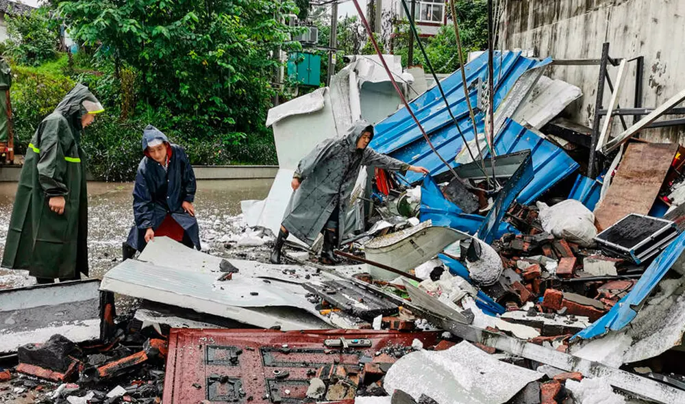 Tres hombres retiran escombros tras el terremoto de 6.0 grados que sacudió la provincia de Sichuan, el 16 de septiembre. Foto: AFP Tres hombres retiran escombros tras el terremoto de 6.0 grados que sacudió la provincia de Sichuan, el 16 de septiembre. Foto: AFP