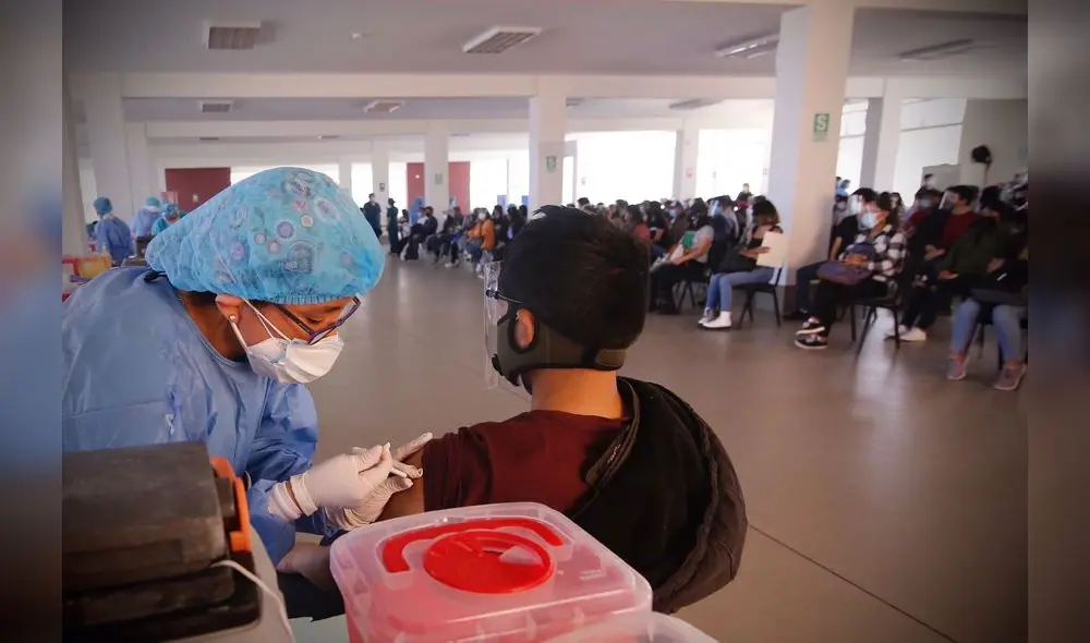 Estudiantes acudieron masivamente a puntos de vacunación. Foto: Oswald Charca/La República
