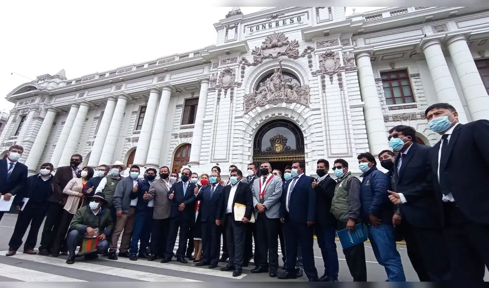 Alcaldes, acompañados de congresistas de Arequipa, realizaron un pronunciamiento frente a Congreso. Foto: cortesía Alcaldes, acompañados de congresistas de Arequipa, realizaron un pronunciamiento frente a Congreso. Foto: cortesía