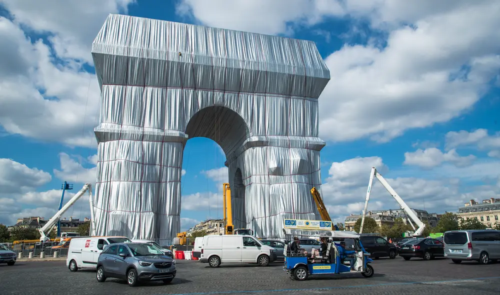El sobrino del artista búlgaro fue el encargado de la instalación en el Arco del Triunfo. Foto: EFE