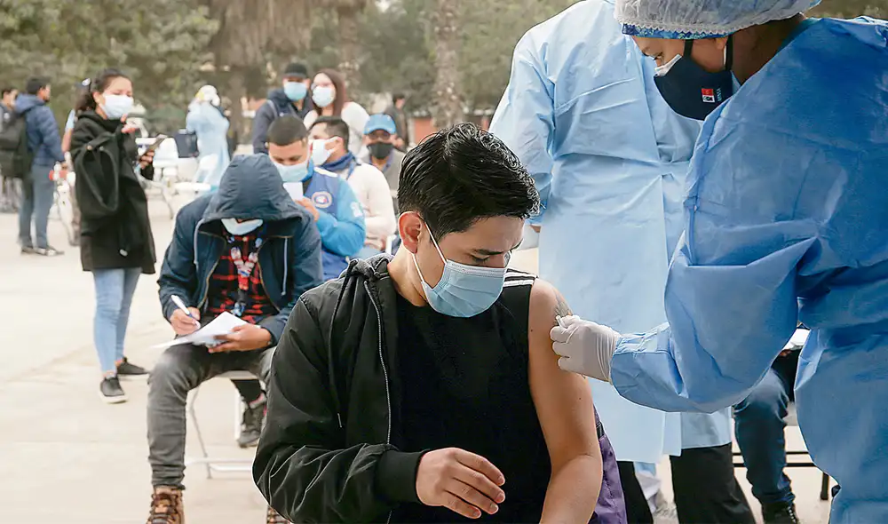 Su turno. Esta semana deben regresar a los vacunatorios los mayores de 38 años para recibir la segunda dosis. Se calcula que son 2,6 millones. Foto: difusión Su turno. Esta semana deben regresar a los vacunatorios los mayores de 38 años para recibir la segunda dosis. Se calcula que son 2,6 millones. Foto: difusión