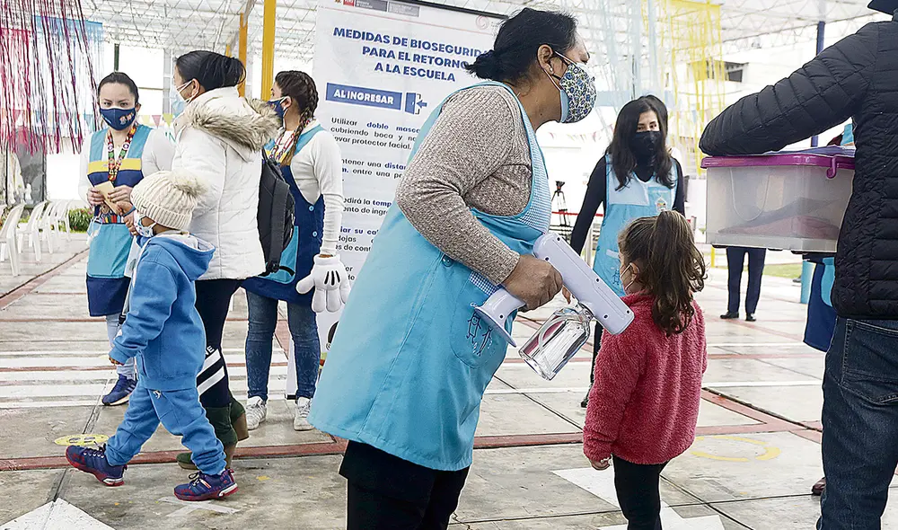 En Miraflores. Algunos de estos niños ingresaron por primera vez a su colegio inicial. Otros volvían después de año y medio. Foto: Félix Contreras/La República