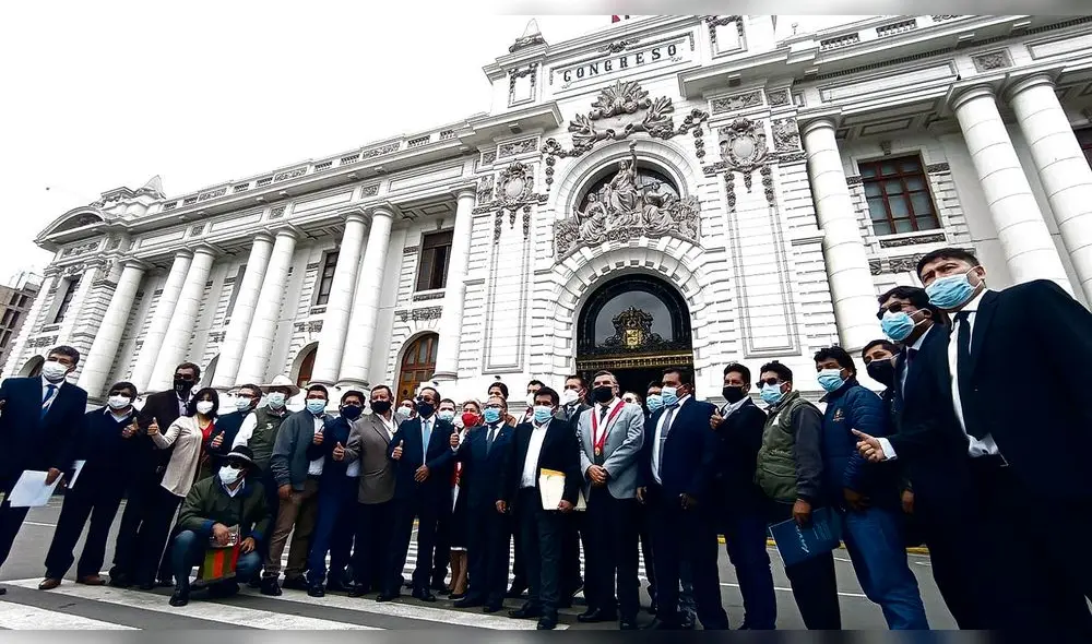 Una delegación de más de 20 alcaldes de la provincia de Arequipa llegó a Lima para exigir la transferencia de los pagos hechos por las mineras. Una delegación de más de 20 alcaldes de la provincia de Arequipa llegó a Lima para exigir la transferencia de los pagos hechos por las mineras.