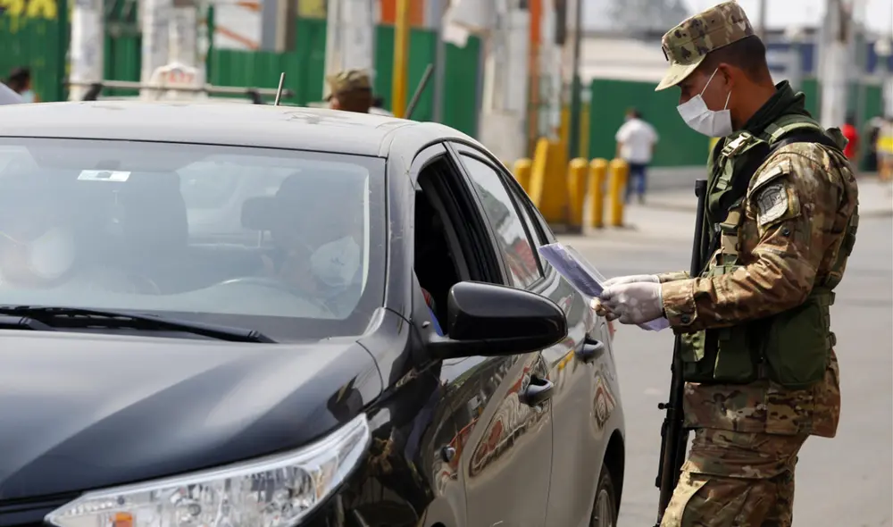 Vehículos podrán movilizarse todo el domingo, a excepción del toque de queda. Foto: Carlos Contreras / La República Vehículos podrán movilizarse todo el domingo, a excepción del toque de queda. Foto: Carlos Contreras / La República