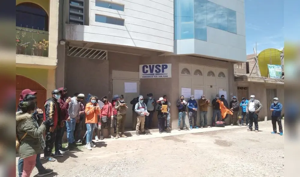 Puno. Empresarios peruanos acudieron al frontis de consorcio para reclamar pagos. Foto: La República Puno. Empresarios peruanos acudieron al frontis de consorcio para reclamar pagos. Foto: La República