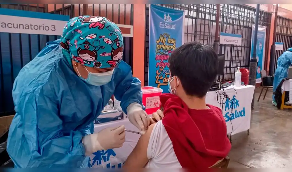 Jóvenes acudieron al nuevo vacunatorio en el colegio Nuestra Señora del Carmen. Foto: EsSalud.