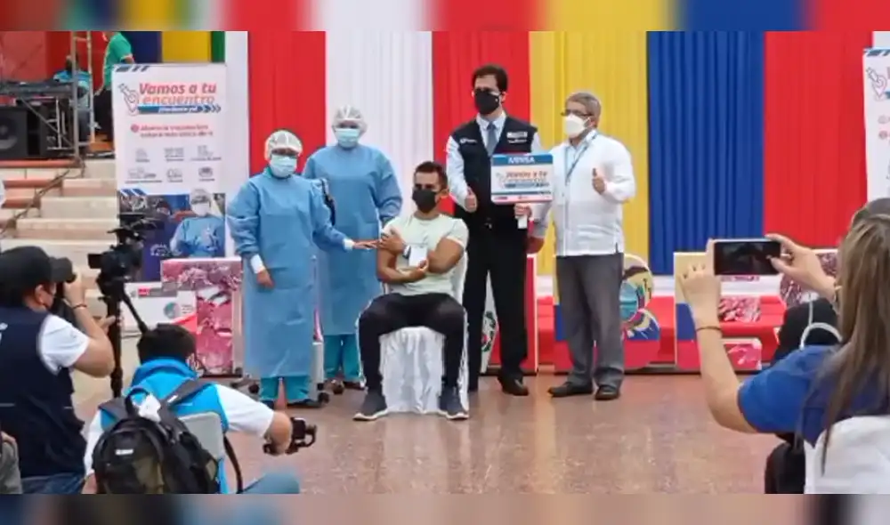 Durante la ceremonia de entrega también se inició con la inmunización de la población de Tumbes. Foto: Diresa Tumbes Durante la ceremonia de entrega también se inició con la inmunización de la población de Tumbes. Foto: Diresa Tumbes