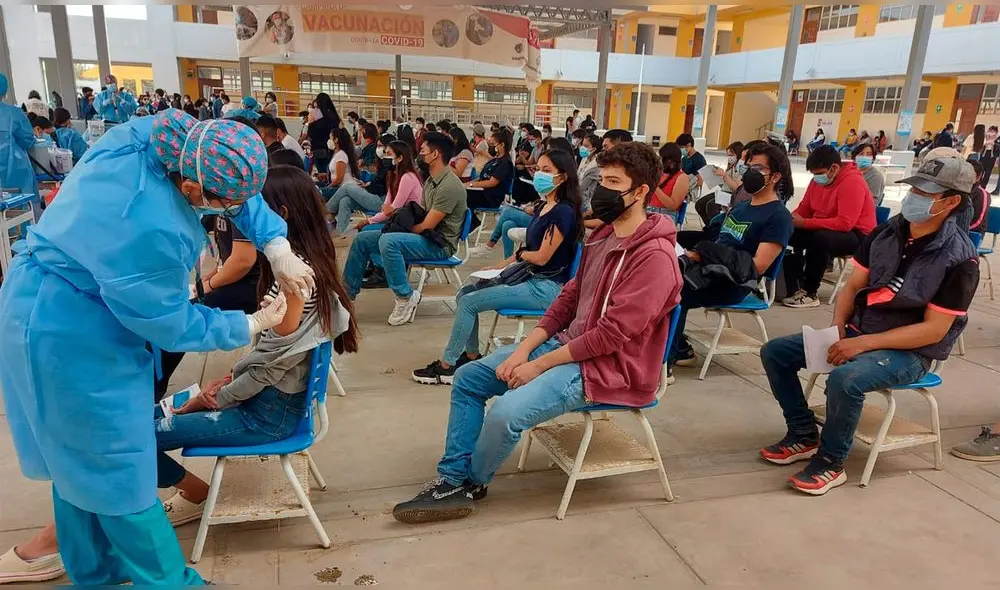 Concurrencia de mayores de 20 años en colegio Rosa Flores de Oliva fue notoria. Foto: Clinton Medina