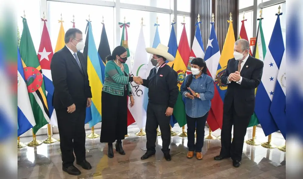 Pedro Castillo siendo recibido por autoridades mexicanas. A su lado, su esposa Lilia Paredes y el canciller Óscar Maúrtua. Foto: Cancillería/ Video: Relaciones Exteriores de México Pedro Castillo siendo recibido por autoridades mexicanas. A su lado, su esposa Lilia Paredes y el canciller Óscar Maúrtua. Foto: Cancillería/ Video: Relaciones Exteriores de México