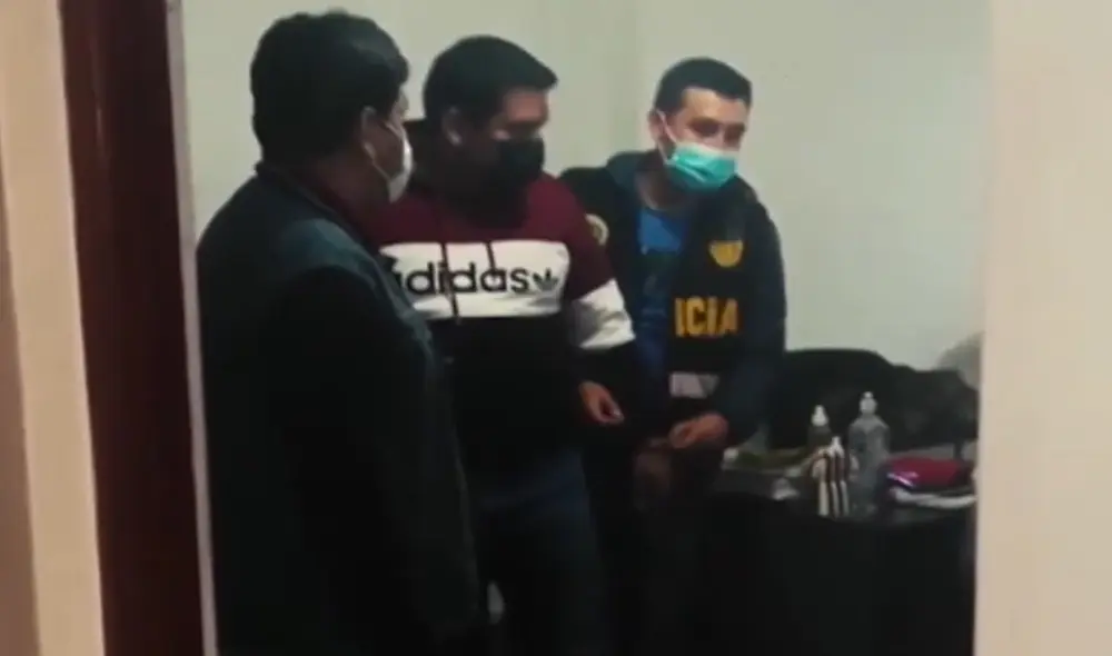 Agentes habrían amenazado a la empresaria con multar su negocio si no entregaba el dinero. Foto: captura de América Noticias