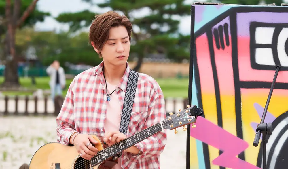 En The box, Chanyeol interpreta a un cantante que lucha con el pánico escénico. Foto: Hancinema