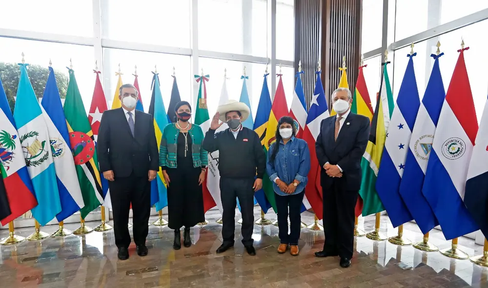 Presidente Pedro Castillo y la primera dama, Lilia Paredes, fueron recibidos por el canciller mexicano, Marcelo Ebrard, y la secretaria de Cultura Alejandra Frausto. Foto: Twitter PedroCastilloTe