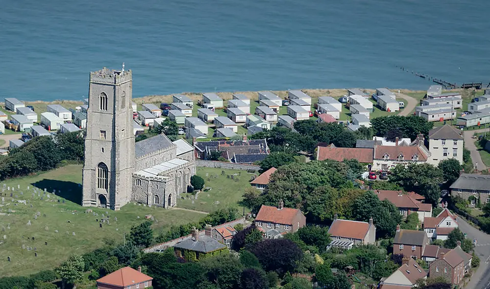 Iglesia de Santa María en Happisburgh, aún en lo alto. Foto: John Fielding