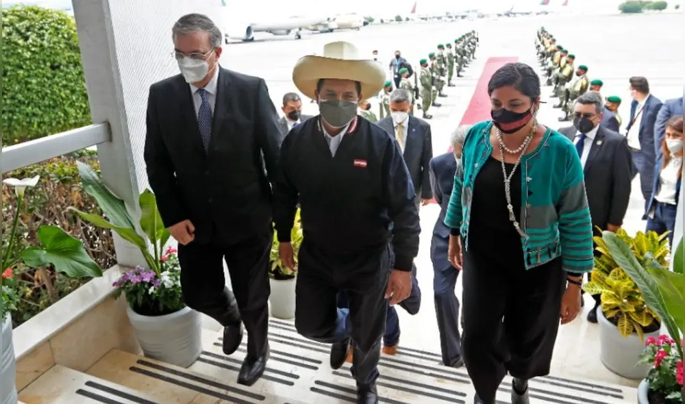 Pedro Castillo junto al canciller de México, Marcelo Ebrard, y a la secretaria de Cultura, Alejandra Frausto. Foto: Twitter de Pedro Castillo