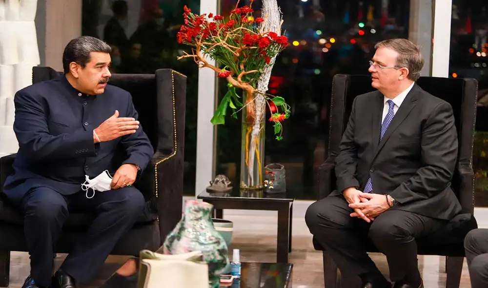 Maduro fue recibido en México por el canciller, Marcelo Ebrard. Foto: AFP/Secretaría de Relaciones Exteriores