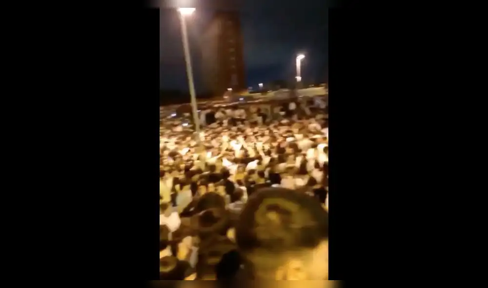 La fuerza policial no logró disuadir a los asistentes debido a la gran magnitud del evento. Foto: captura de Twitter