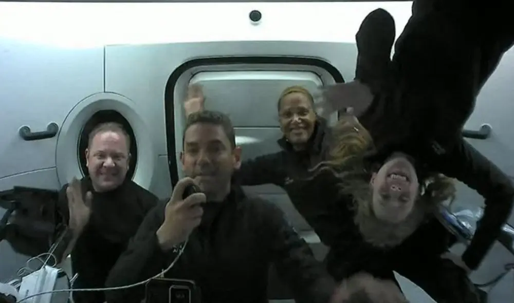 Christopher Sembroski, Jared Isaacman, Sian Proctor y Hayley Arceneaux en órbita. Foto: SpaceX / AFP