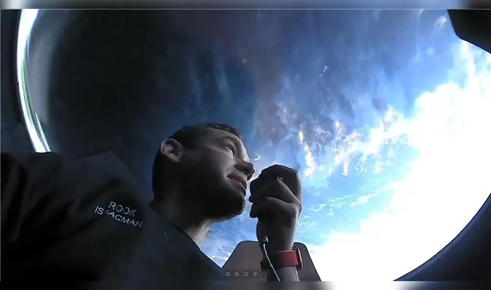 Jared Isaacman comunicándose con los miembros de Inspiration4 cuando está mirando la Tierra. Foto: SpaceX / Inspiration4