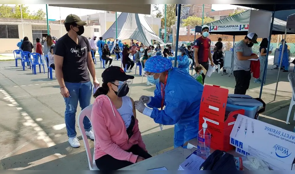 Decenas de jóvenes acuden a inmunizarse a puntos de vacunación en Arequipa. Foto: Wilder Pari / URPI Decenas de jóvenes acuden a inmunizarse a puntos de vacunación en Arequipa. Foto: Wilder Pari / URPI